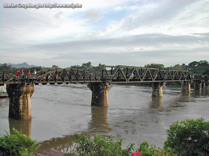 Kanchanaburi - Brug over rivier Kwai Kanchanaburi ligt aan de rivier Kwai. Er zijn heel wat soldatenkerkhoven van zowel Engelsen, Australiërs, Nederlanders, Chinezen, ... De brug over de rivier die door de geallieerden werd gebombardeerd, is een stuk verder terug opgebouwd. Stefan Cruysberghs